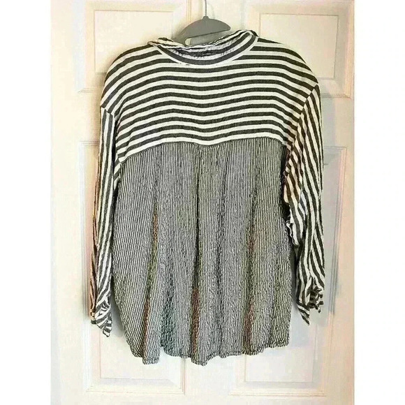 Jane + Delancey Womens Top Size 1X Gray White Stripe Crinkle Hi/Low Hem Roll Tab - Picture 3 of 6